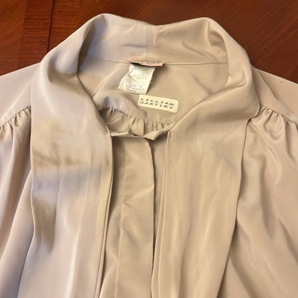 Vintage Women’s Silky Blouse Button Down Bow Tie Beige Size 16 - Picture 8 of 15